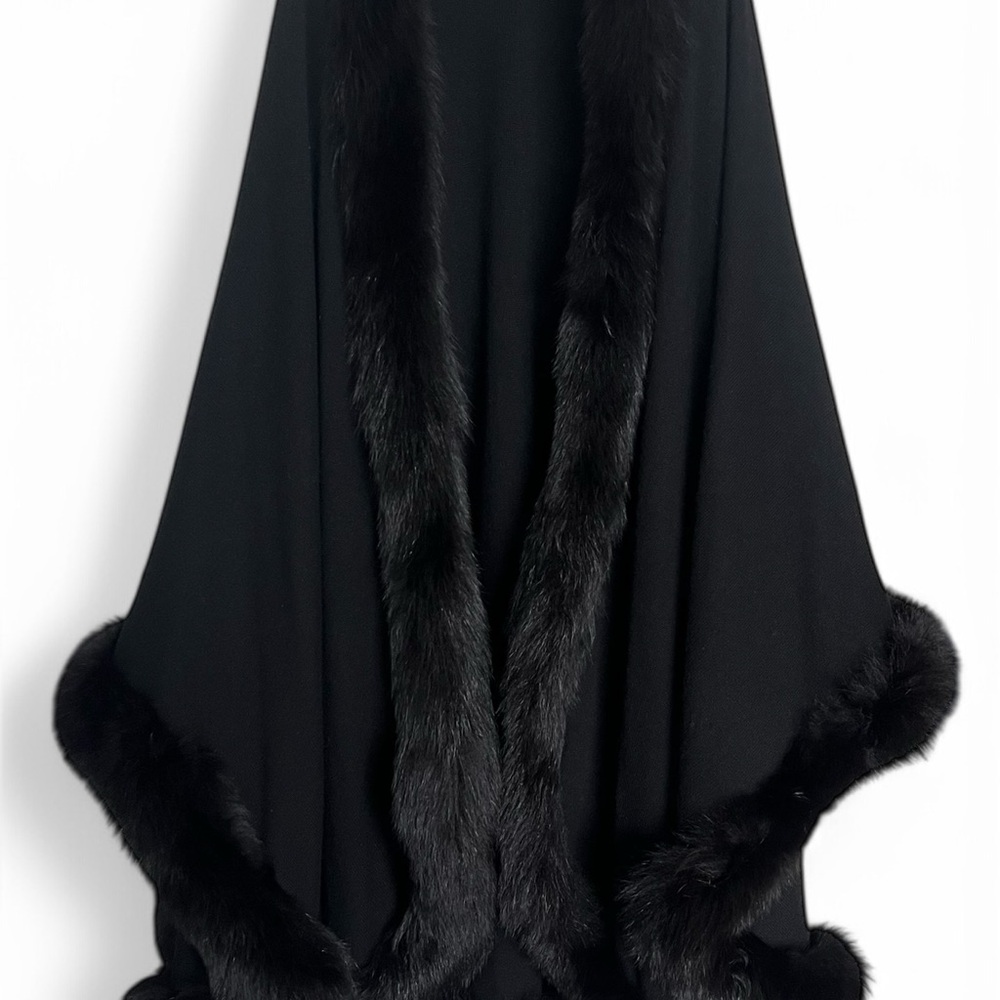 Loro Piana 100% Cashmere Cape with Fox Fur Trim – Timeless Luxury & Elegance